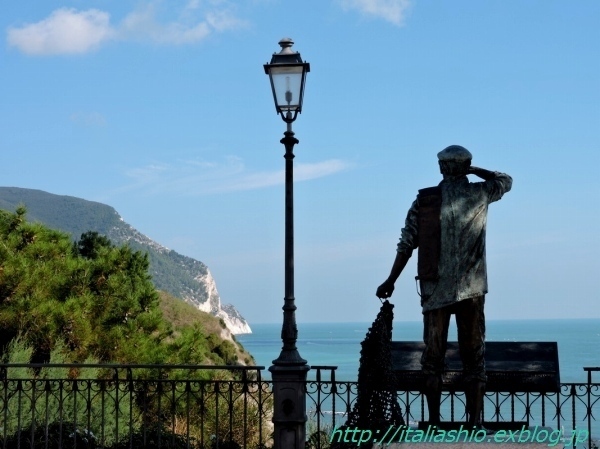 16-5 Sirolo monumento al pescatore_GF.jpg