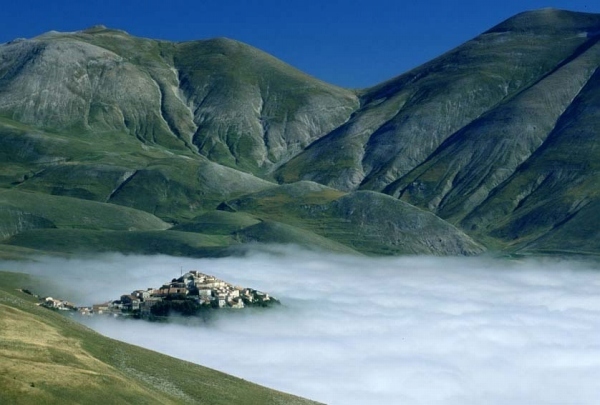 46-castelluccio-nebbia.jpg